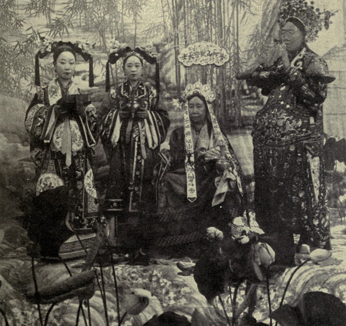 Вдовствующая императрица Цы Си, представляющая богиню милосердия (Гуаньинь), которую поддерживают Ли Ляньин (справа) и две придворные дамы