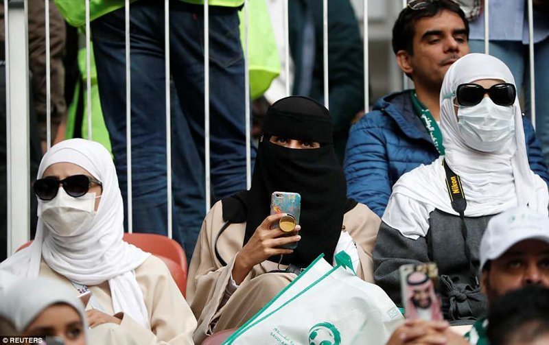 Саудовским женщинам официально разрешили смотреть футбол на стадионах совсем недавно - в январе этого года. FIFA, ЧМ 2018 по футболу, болельщицы, девушки, саудовская аравия, фото, футбол, чемпионат мира