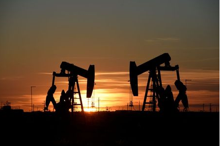 FILE PHOTO: Pump jacks operate at sunset in an oil field in Midland, Texas U.S. August 22, 2018. REUTERS/Nick Oxford/File Photo