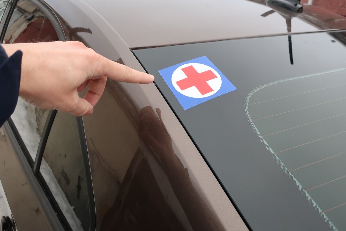 Красный крест на гражданском авто: кто и зачем клеит подобные знаки на стёкла своей машины