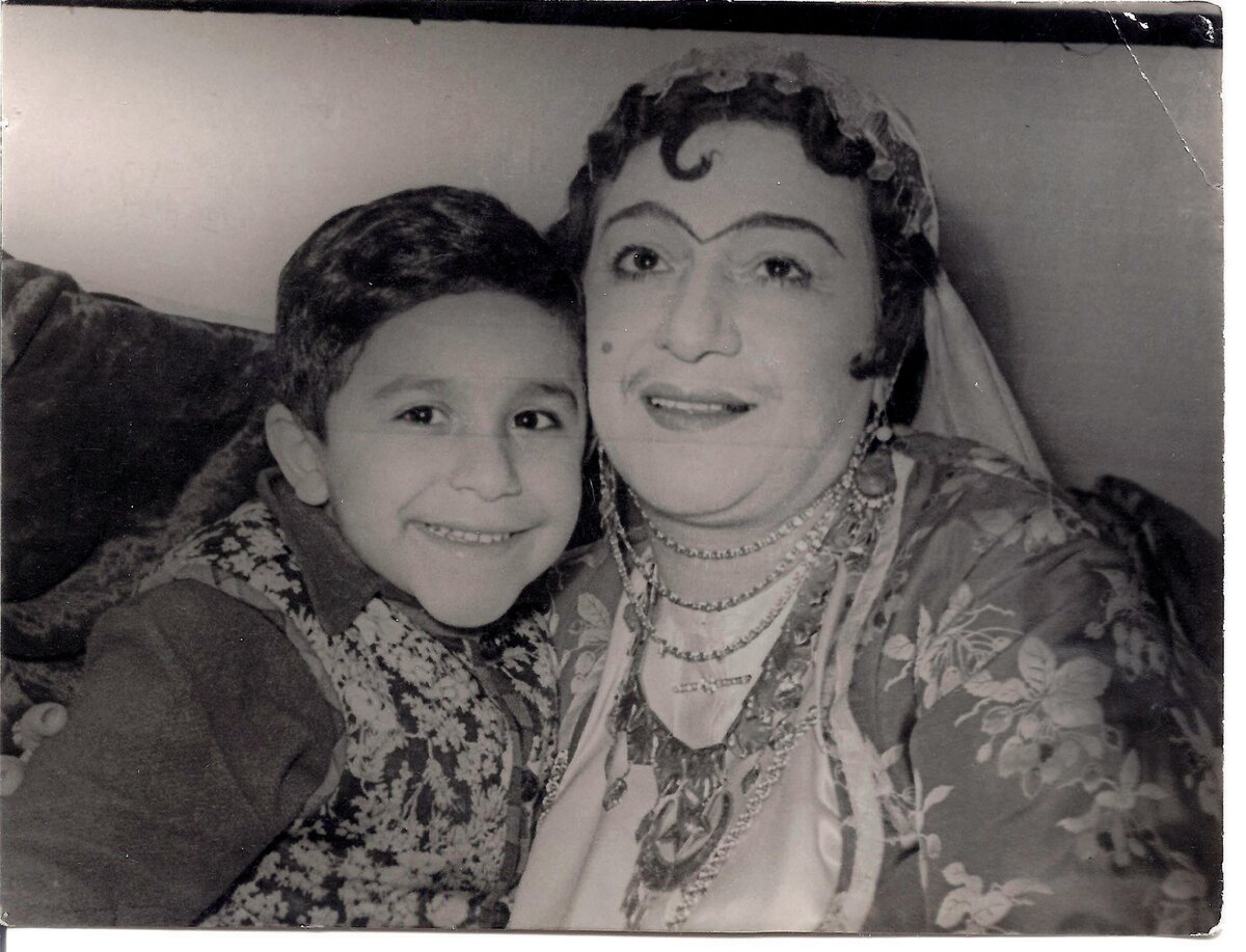 Джахангир Новрузов в детстве со своей знаменитой мамой Насибой Зейналовой 