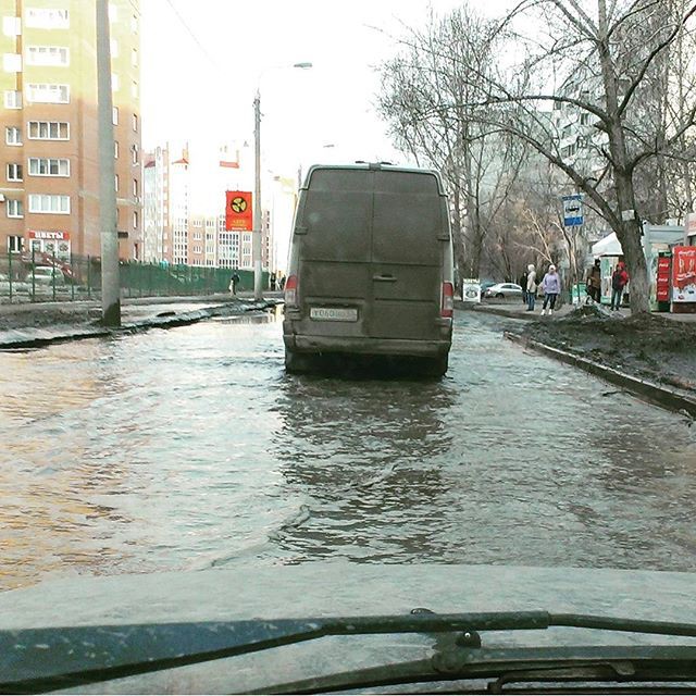 Омские дороги выглядят так, как будто там закончилась не зима, а война