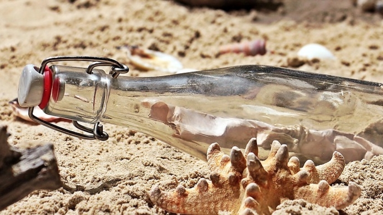 Туристы нашли в Крыму нетронутую бутылку с «капсулой времени» 1969 года