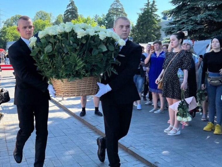 В Москве прощаются с Юрием Шатуновым: к кладбищу фанат прислал грузовик белых роз (ВИДЕО)