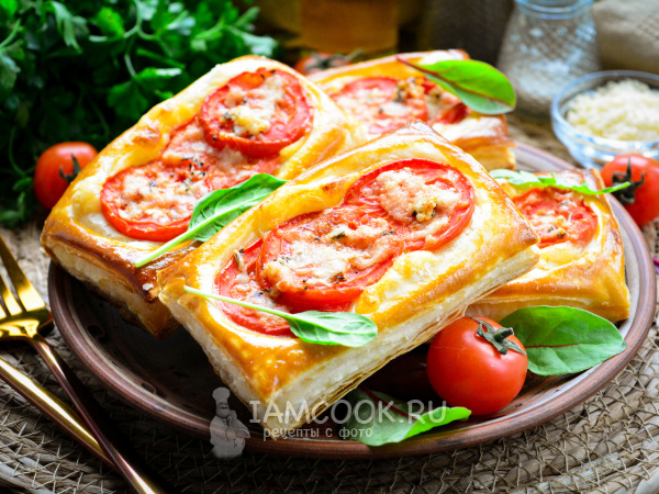 Слойки с сыром и помидорами, рецепт с фото