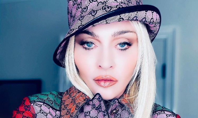 Мини-шорты и колготки в сетку: Мадонна в провокационном образе на премьере своего фильма Madame X