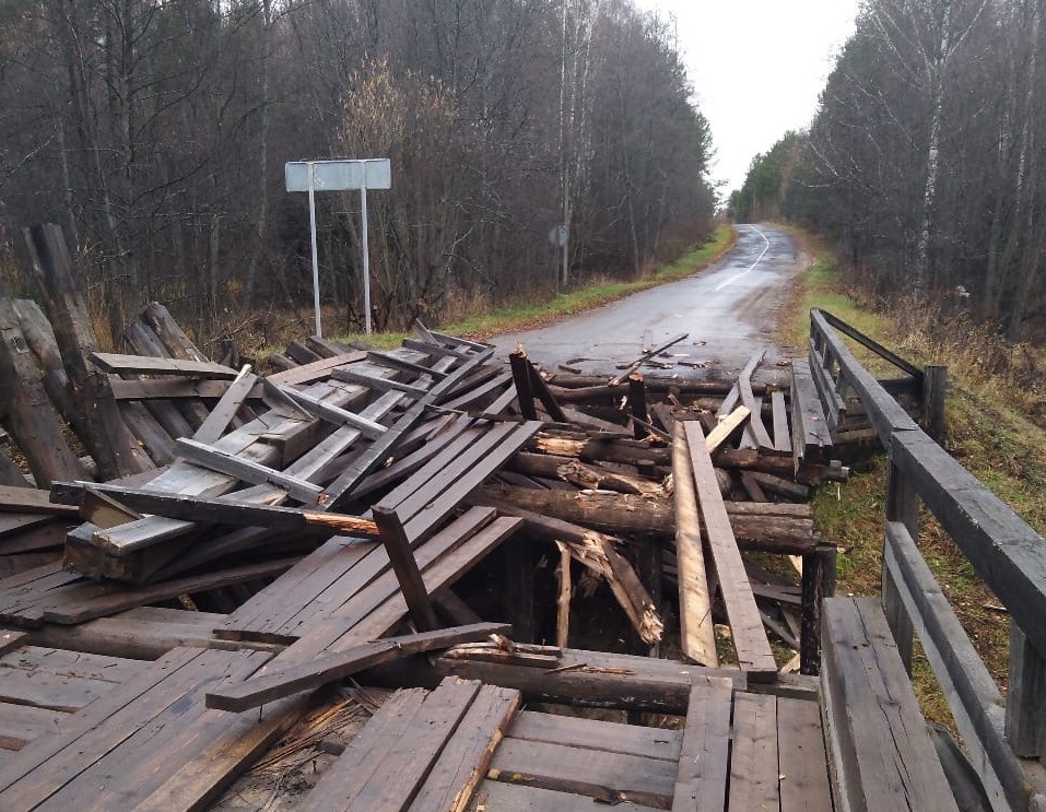 Автомобильный мост между деревнями в Краснобаковском и Воскресенском районах обрушился