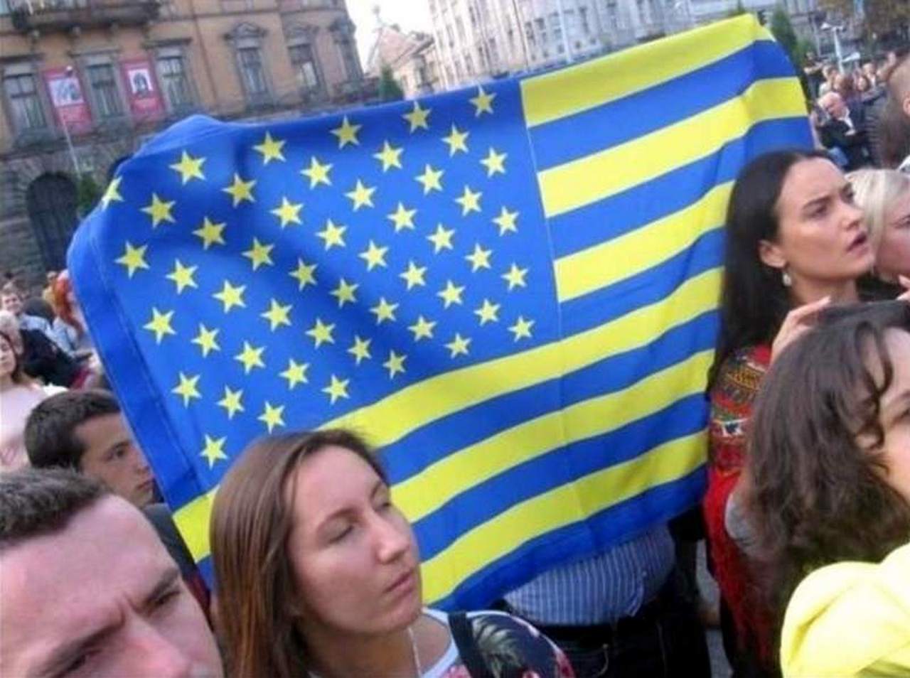 Живет америка с европой. США Украина. Украинцы и американцы. Американский флаг в кринже. Украинцы с флагом.