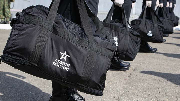 "ПУСТЬ СЛУЖАТ ДЕСЯТЬ ЛЕТ": МИГРАНТОВ В АВТОЗАКАХ ВЕЗУТ В ВОЕНКОМАТЫ