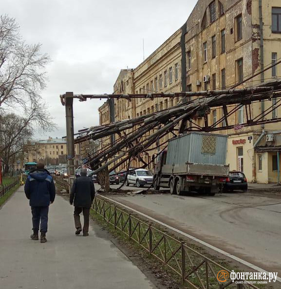 Трубы прилегли. В Петербурге на улице Салова фура задела трубы, расположенные над дорогой