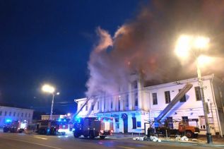 В центре Полтавы горит историческое здание кинотеатра