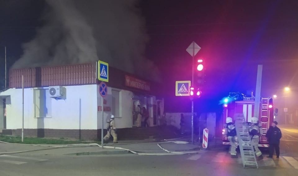 Утренний пожар в центре Симферополя: горел продуктовый магазин