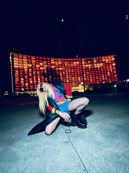 Мини-шорты и колготки в сетку: Мадонна в провокационном образе на премьере своего фильма Madame X Звезды,Новости о звездах