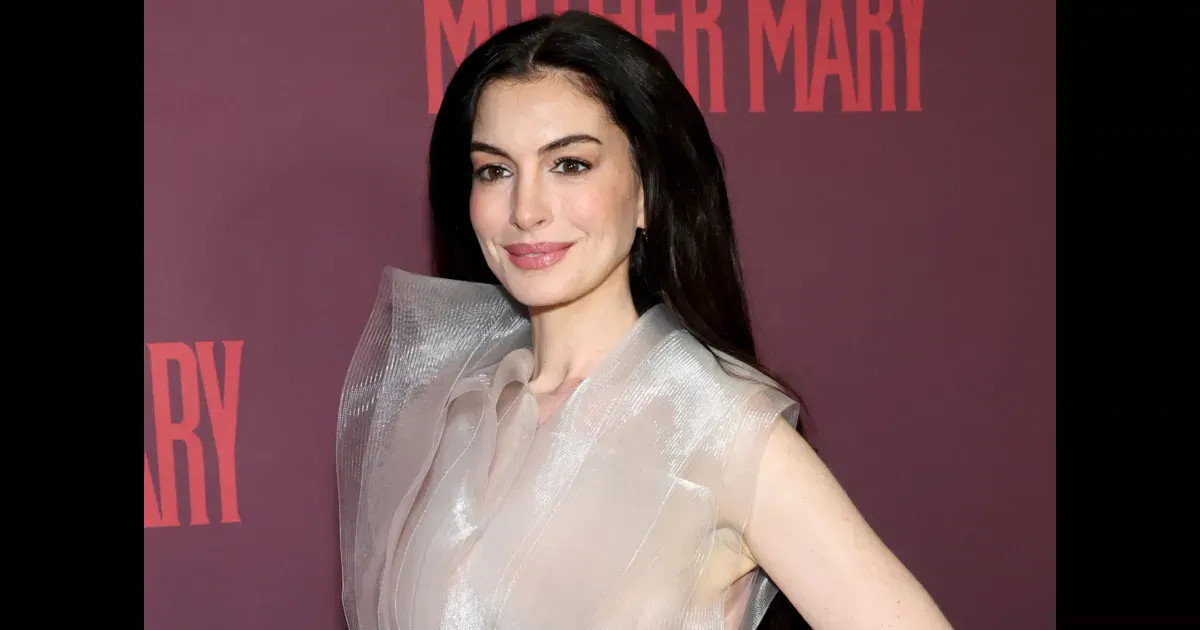 Энн Хэтэуэй появилась на публике в полупрозрачном платье