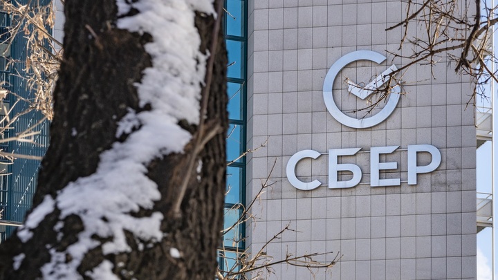 БАНКИРЫ ВЫПИСАЛИ СЕБЕ ГИГАНТСКИЕ ПРЕМИИ. А "ЗА ГОРЛО ВЗЯЛИ" КЛИЕНТОВ