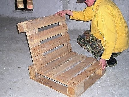 Кресло из ненужного поддона своими руками Кресло из ненужного поддона своими руками кресло из поддона