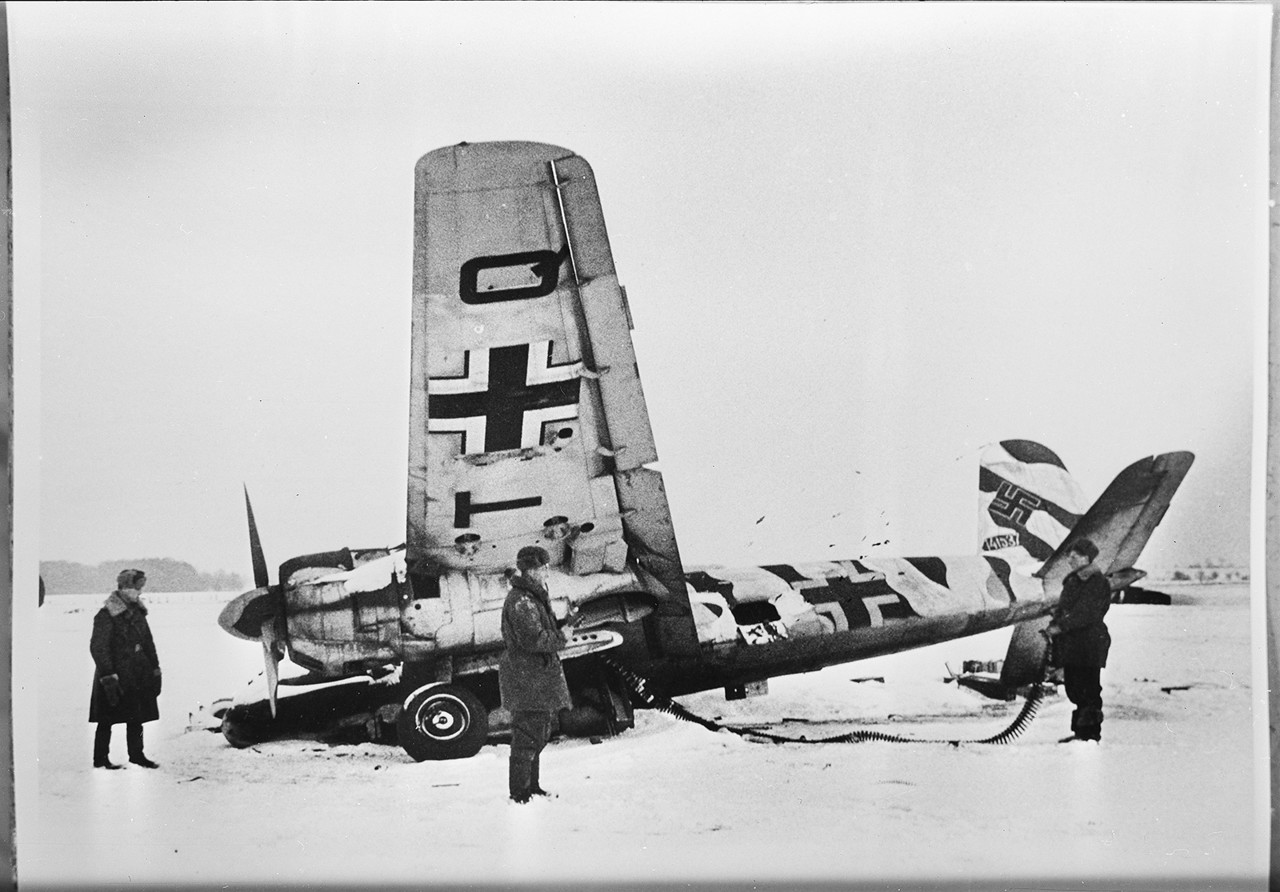 1941. Сбитый под Москвой немецкий штурмовик Хенкель Hs 129