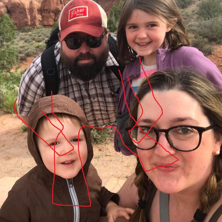 Оптическая иллюзия с исчезнувшими ногами отца обескуражила интернет Оптическая иллюзия с исчезнувшими ногами отца обескуражила интернет