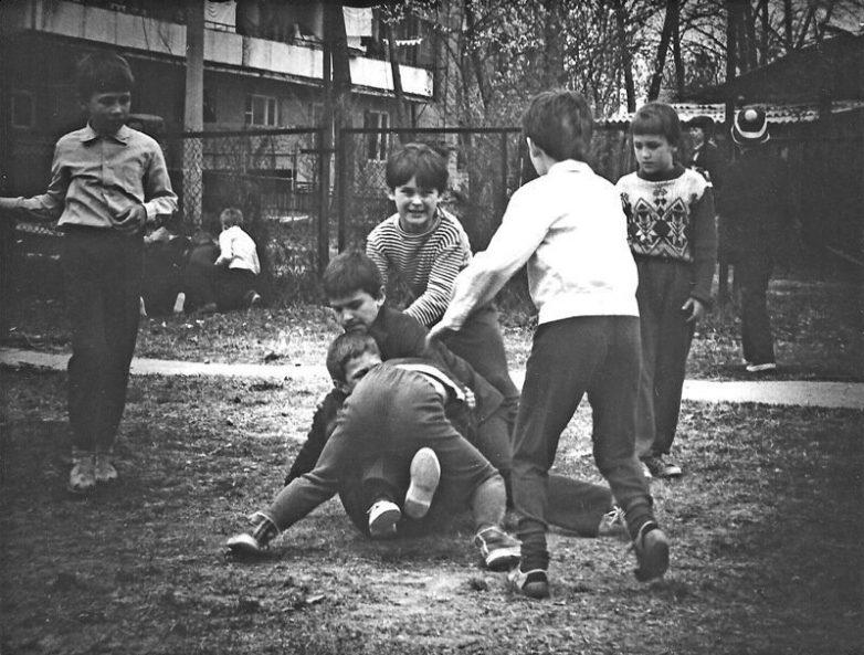 Детство без гаджетов: дворовые игры советских детей Детство без гаджетов: дворовые игры советских детей
