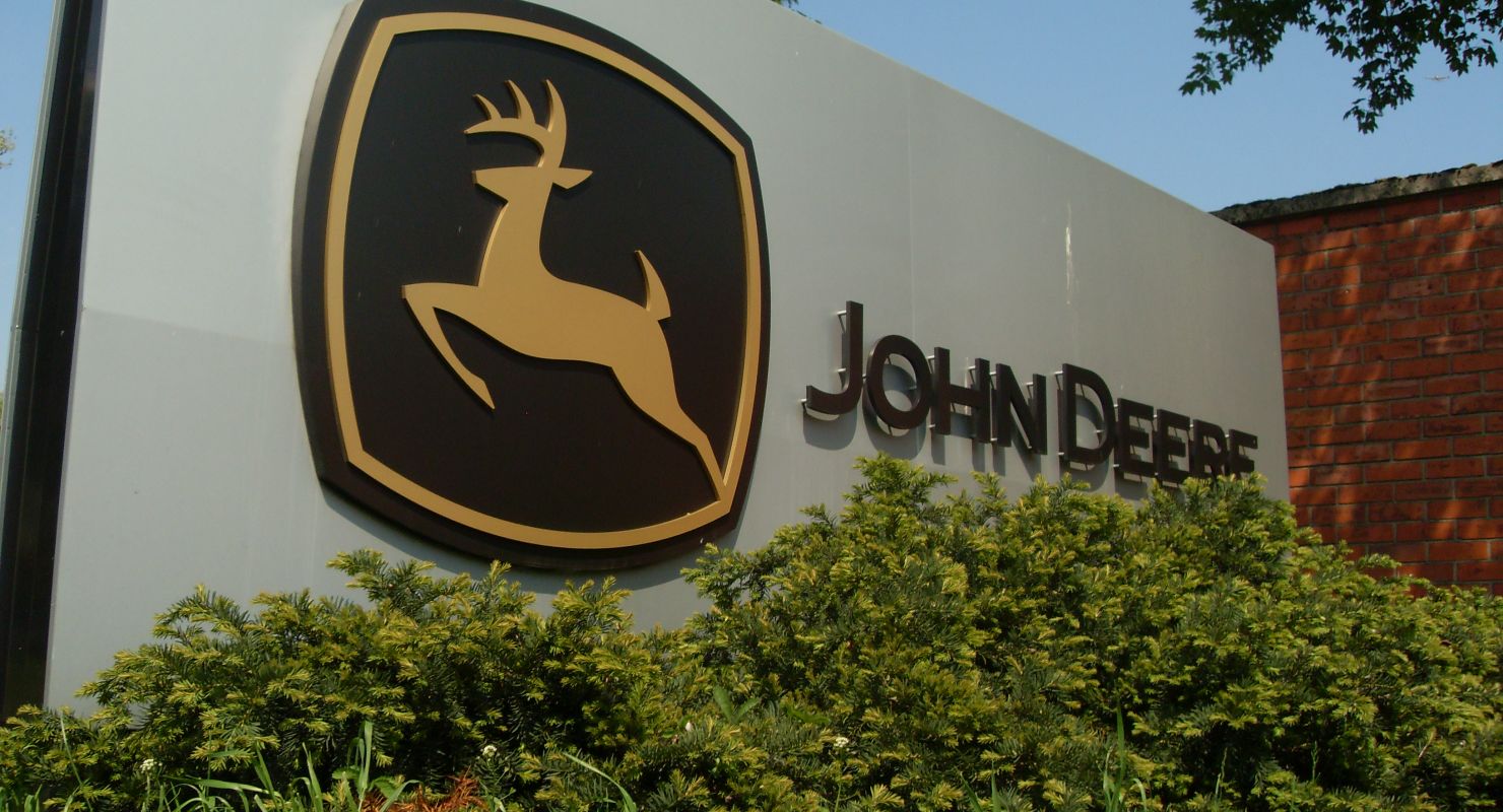 John Deere испытывает 100% электрический экскаватор-погрузчик Автомобили