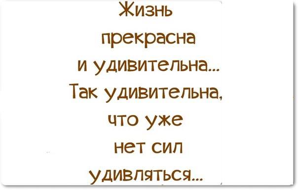 Мужик стоит возле салона красоты и нервно курит сигареты одну за другой