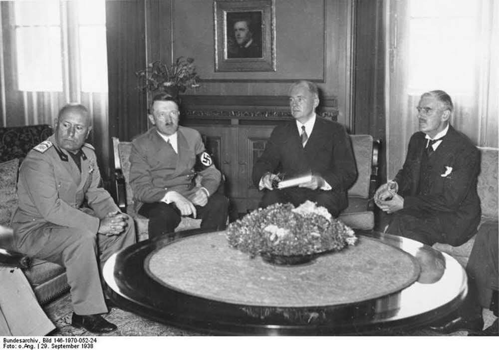 Кто же первым стал дружить с Гитлером? геополитика,история