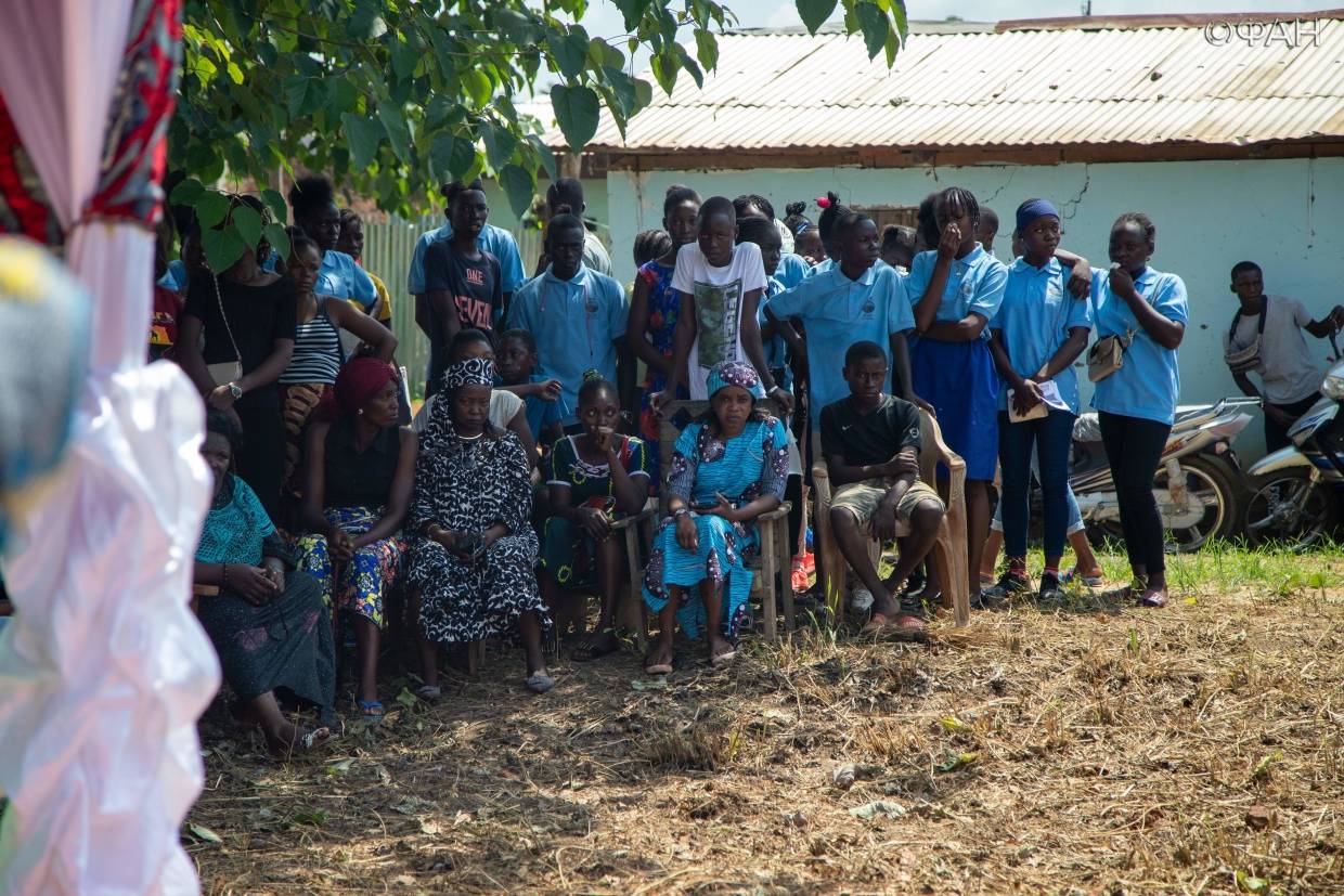 Похороны, митинг и заявления пресс-секретаря президента: репортаж корреспондентов ФАН из ЦАР Похороны, митинг и заявления пресс-секретаря президента: репортаж корреспондентов ФАН из ЦАР Весь мир