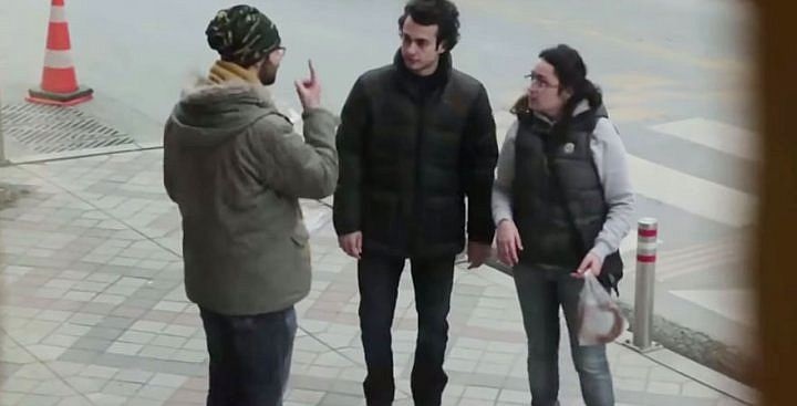 Жители района Стамбула месяц учили язык жестов, чтобы поговорить с этим глухим парнем...