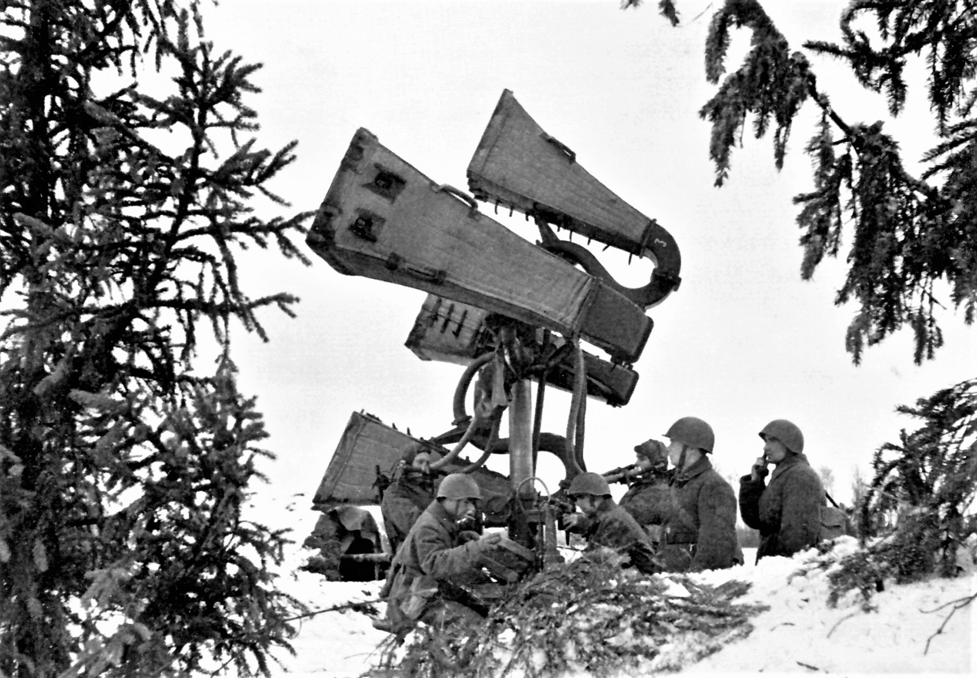 Слепые слухачи в блокадном ленинграде. Звукоулавливатель ЗТ-5. Слухачи в блокадном Ленинграде. АЗК-5 звукометрический разведывательный. ПВО блокада Ленинграда слухачи.