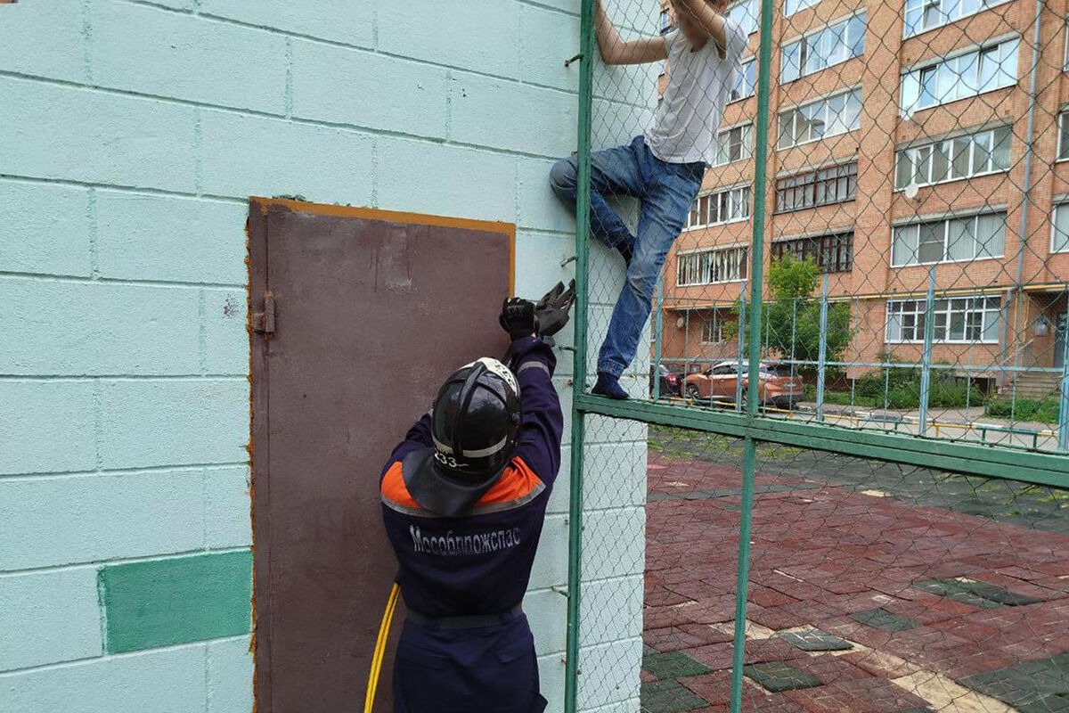 В Подмосковье спасли подростка, застрявшего в заборе на высоте двух метров