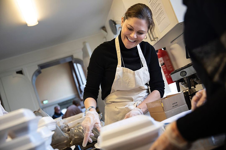 Шведская кронпринцесса Виктория лично накормила бездомных и нуждающихся Шведская кронпринцесса Виктория лично накормила бездомных и нуждающихся Монархи,Новости монархов