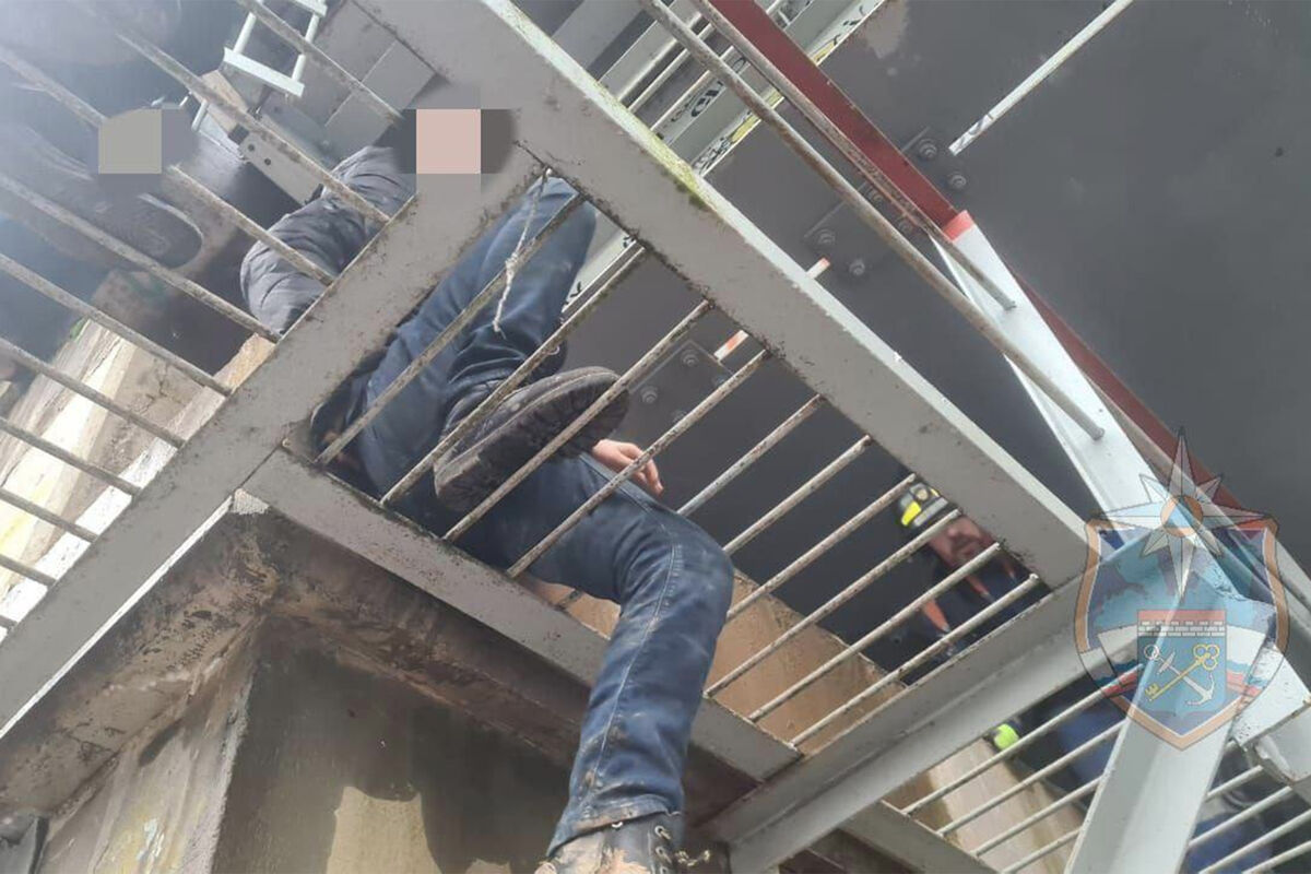 В Ленобласти подросток застрял между прутьями на железнодорожном мосту