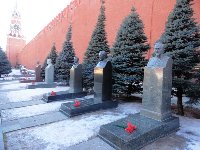 Похороненные в кремле. Могила Дзержинского у кремлевской стены. Могила ф.э.Дзержинского.