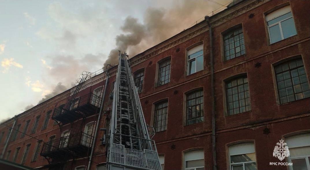 У фабрика в Подмосковье загорелась кровля площадью 3,6 тысяч квадратных метров