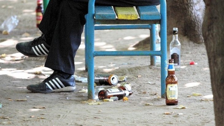 Метро. Три подростка не старше 16 лет от нечего делать стали открывать во время движения двери вагона