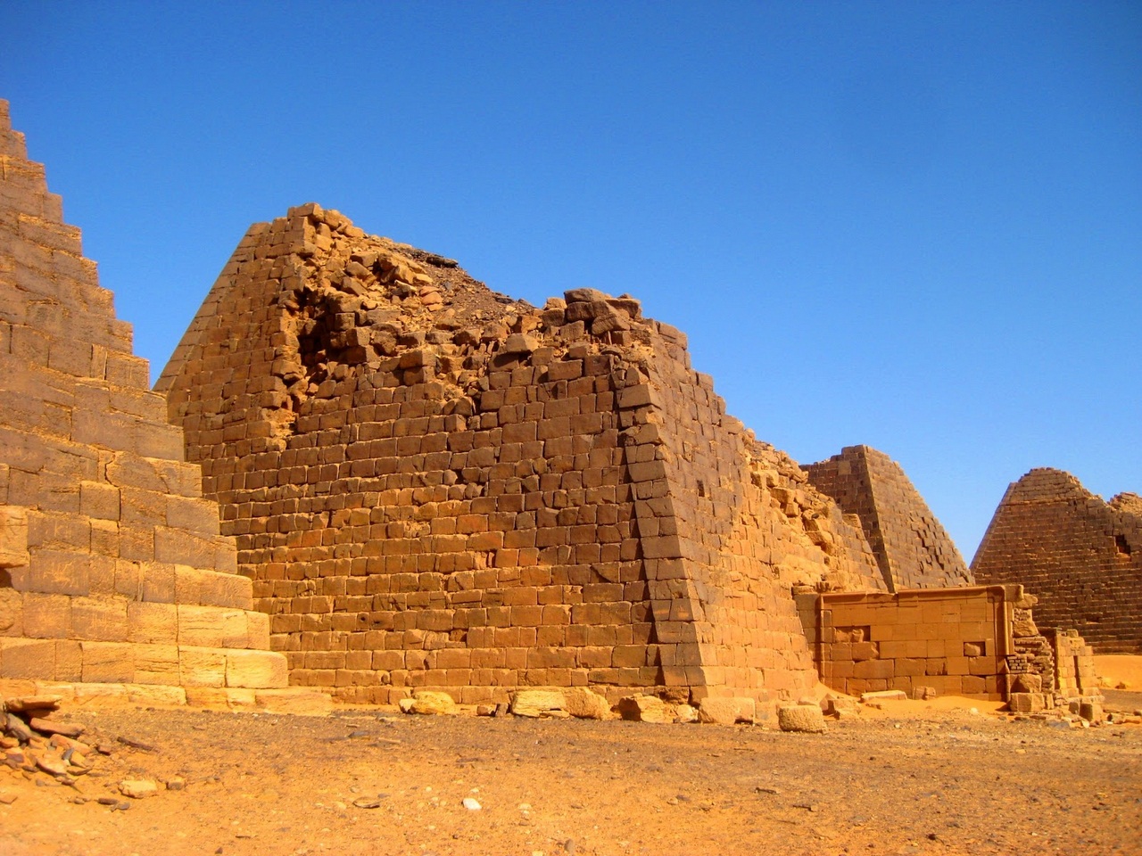 Разрушило пирамиду. Пирамиды Нубии. Древняя Нубия. Нубия Египет. Нубия в древнем Египте.