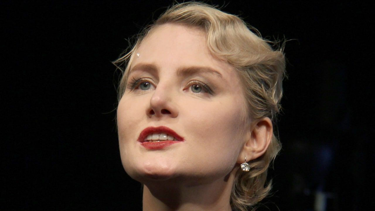 Рената Литвинова превращает дочь в копию себя