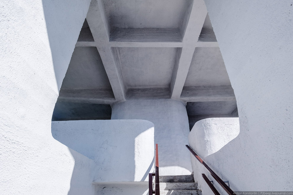 Архитектура станций канатной дороги Дендрария /></a></p> <p>Пример площадки на центральной лестнице. Над ней расположены желоба для вагончиков канатной дороги.</p> <p><a target=