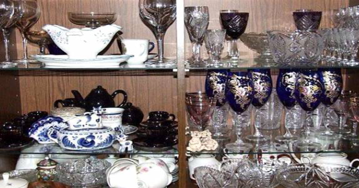 Всю жизнь мама берегла сервиз, который стоял в серванте