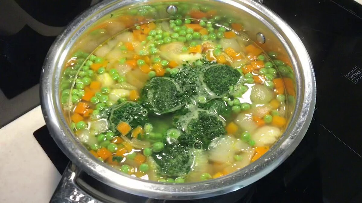 5 супов для весеннего настроения. Мощный удар по авитаминозу с ароматом первой зелени добавляем, зелень, кубиками, овощи, варим, кастрюлю, перец, черный, только, просто, чеснок, пучок, можно, минут, огонь, часто, блюдо, литра, блюда, водой