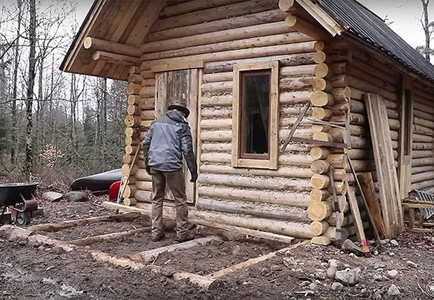 Канадец показывает, как он построил дом в лесу без бензопилы и перфоратора 