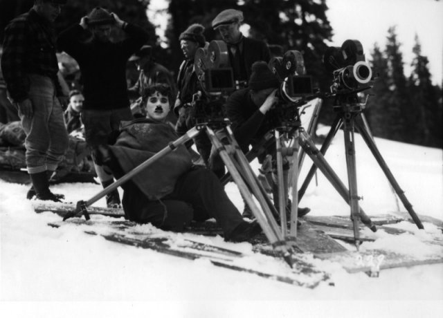 Чарли Чаплин на съемках «Золотой лихорадки» с помощниками. Калифорния, апрель 1924 г. история, люди, мир, фото