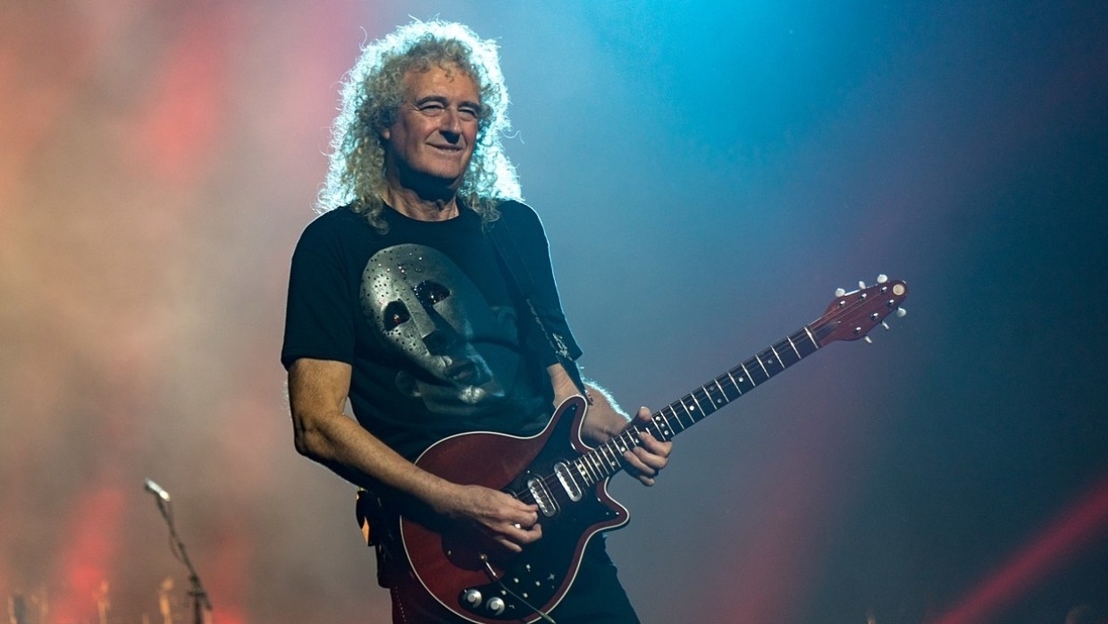 Гитарист Queen Брайан Мэй посадил вертолет посреди поля для крикета во время матча