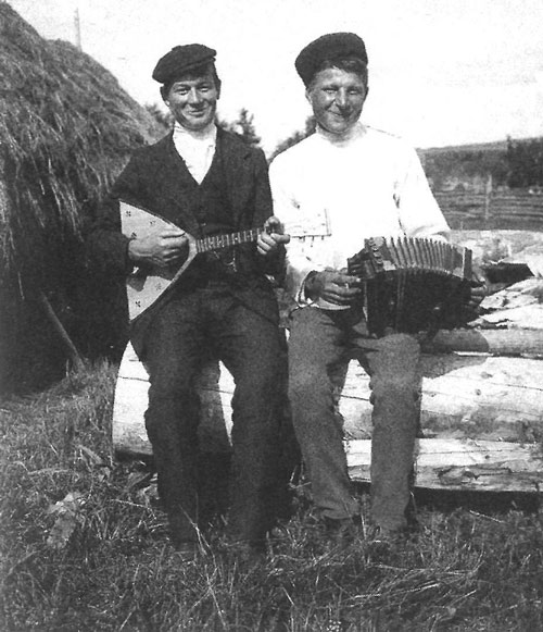 Крестьяне в праздничный день. Пермская губерния, Охановский уезд, деревня Осиновка, 1913 год.