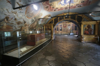 В храме царевича Димитрия можно увидеть те самые носилы, в которых он перенесен был в Москву