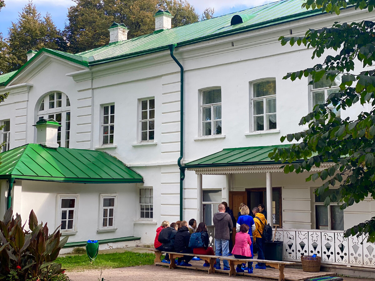Вход в дом Льва Толстого. Усадьба была оккупирована немцами во время ВОВ. При отступлении фашисты её подожгли, к счастью, огонь удалось быстро потушить