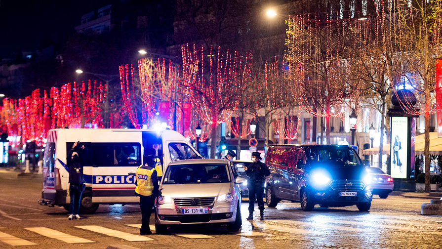 В Париже мужчина ранил двух полицейских, завладев оружием одного из них