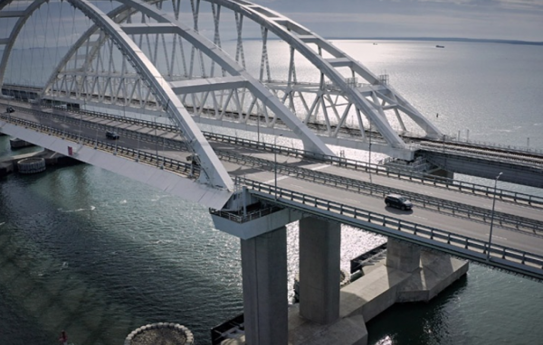 Более 700 тысяч автомобилей проехали по Крымскому мосту минувшей зимой