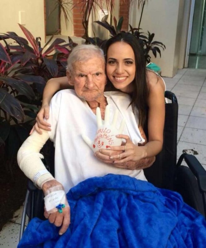 Мальчик кормит дедушку с ложки – невозможно смотреть без слез...