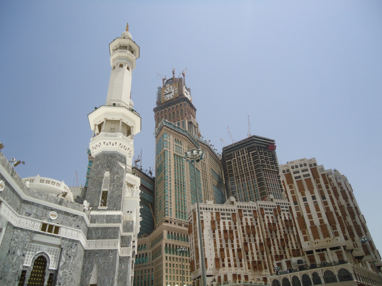 Башня в мекке. Абрадж Аль-Бейт Мекка. Часовая башня Абрадж Аль-Бейт. Часовой башне Абрадж Аль-Бейт в Мекке. Абрадж Аль-Бейт, Мекка, Саудовская Аравия, 601.